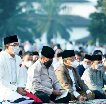 Kapolda Jawa Barat Salat Idu Fitri Bersama Gubernur Ridwan Kamil di Lapangan Gasibu Bandung