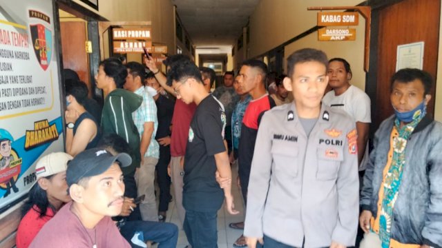 Amis Ando, tahanan yang meninggal dunia di Polres Muna pada Rabu (04/05/2022), usai ditangkap pada Selasa (03/05) malam. Tak terima itu, pihak keluarga langsung mendatangi Bidpropam Polres Muna.