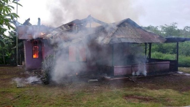 Rumah yang dibakar pelaku di Jalan Tanjung Ria III Deplat Kanan Pantai Base-G, Kelurahan Tanjung Ria, Distrik Jayapura Utara, Kota Jayapura, Rabu (04/05/2022). (Istimewa)