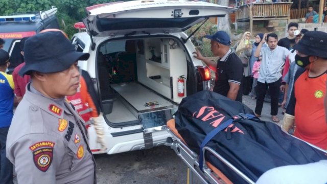 Korban tenggelam di DAM PLTA Kota Panjang, Tomy Ritonga (27) dievakuasi. (Ist)