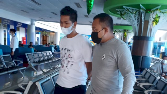 Briptu Hasbudi diamankan Polda Kaltara saat ingin melarikan diri melalui Bandara Tarakan, Rabu (04/05/2022).(Istimewa)