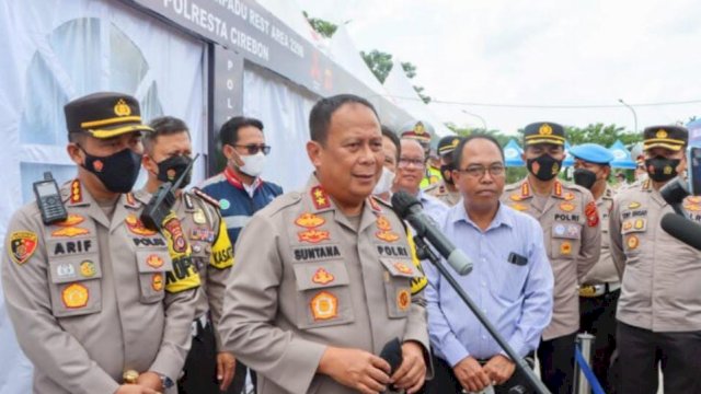 Kapolda Jabar Irjen Pol Suntana didampingi Kapolresta Cirebon Kombes Pol Arif Budiman, saat meninjau arus balik di tol Pejagan, Kamis (05/05/2022). (Ist)