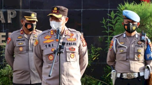 Kapolres Gowa AKBP Tri Goffarudin memberikan arahan kepada personelnya saat memantau langsung siatuasi Kawasan Wisata Malino dan Pos Pengamanan Lebaran yang berada di Jalan Poros Malino depan objek wisata hutan Pinus, Kamis (05/05/2022). (Muh. Ahmad/Republiknews.co.id)