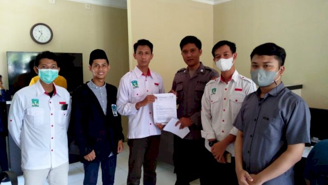 Perwakilan Mahasiswa KAMMI melaporkan Rektor ITK Budi Santoso ke Polda Kaltim, Jumat (06/05/2022). (Istimewa)
