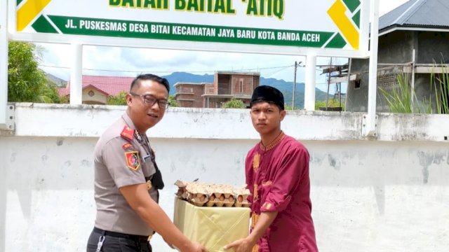 Kompol Joko Kusumadinata saat memberikan paket sembako kepada salah satu perwakilan Yayasan Yatim Piatu, Kamis (05/05/2022). (Istimewa)
