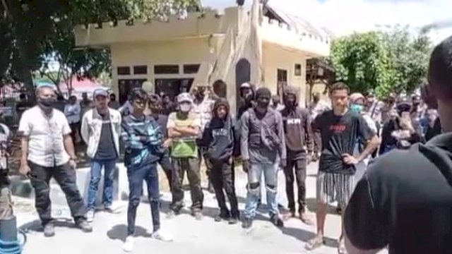 Keluarga Besar Masyarakat Watonea melakukan aksi di Mako Polres Muna, Jumat (06/05/2022). (Foto: Rustam/Republiknews.co.id)