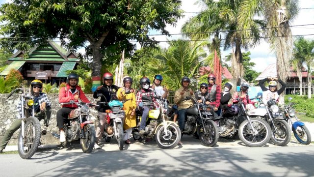 Club Motor Clasik Custom Makassar - Gowa touring wisata di Kabupaten Kepulauan Selayar, Kamis (05/05/2022). (Foto: Andi Rusman/Republiknews.co.id)