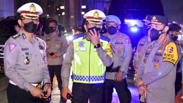 Kapolri Jenderal Pol Listyo Sigit Prabowo didampingi jajaran Ditlantas, saat pengecekan one way contraflow arus balik, Jumat (06/05/2022) malam. (Ist)