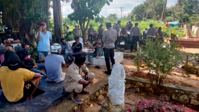 Keluarga Korban bersama Kepolisian Resort Polres Muna pada saat memantau Pelaksanaan Autopsi Jenazah Amis Ando, Sabtu (07/05/2022). (Foto: Rustam/Republiknews.co.id)