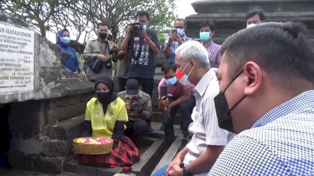 Gubernur Jawa Tengah Ganjar Pranowo, didampingi Bupati Gowa Adnan Purichta Ichsan, berkunjung ke Makam Raja-raja Gowa di jalan Pallantikang, Kelurahan Katangka, Kecamatan Somba Opu, Kabupaten, Gowa Sulawesi Selatan, Sabtu (07/05/2022). (Foto: Al-Ghifari)