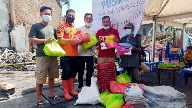 Anggota BPBD Provinsi Sulawesi Selatan menyalurkan bantuan untuk korban kebakaran di Jalan Kampung Baru, Kelurahan Antang, Kecamatan Manggala, Kota Makassar, Kamis (05/05/2022). (Istimewa)