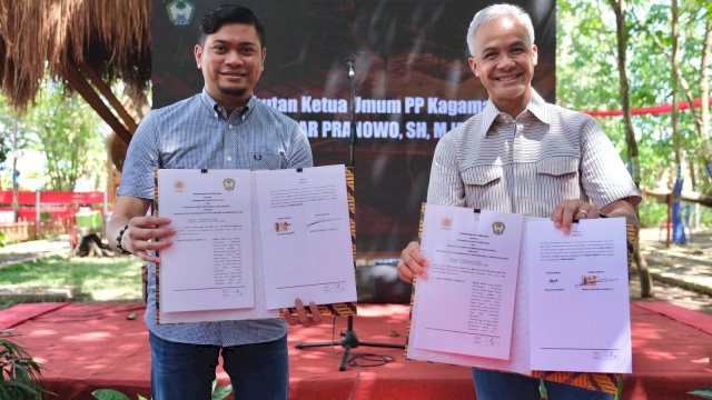 Ketua Kagama Ganjar Pranowo (kanan) bersama Bupati Gowa Adnan Purichta Ichsan saat memperlihatkan nota kesepahaman usai melakukan penandatanganan kerjasama pembentukan desa inklusif di Kampung Rewako, Desa Je'netallasa, Kecamatan Pallangga, Sabtu (07/05/2022). (Istimewa)