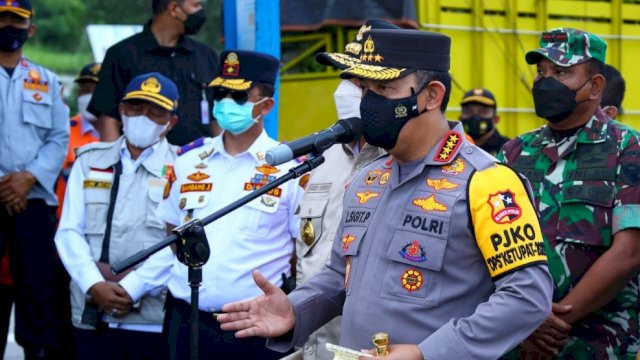 Kapolri Jenderal Pol Listyo Sigit Prabowo, memberikan berbincang dengan pemudik di Pelabuhan Bakauheni, Lampung, Sabtu&nbsp; (07/05/2022). (Istimewa)
