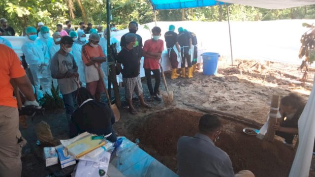 Dokter ahli forensik independen dari Universitas Halu Oleo (UHO) Kendari, dr Raja Alfatih Widya Iswara, MH (Kes), Sp.FM bersama Biddokes Polda Sutra dan RS Bhayangkara saat melakukan autopsi terhadap Jenazah Amis Ando di kawasan tempat pemakaman umum (TPU) Warangga, Sabtu (07/05/2022). (Foto: Rustam/Republiknews.co.id)