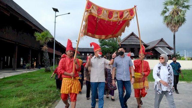 Gubernur Jawa Tengah Ganjar Pranowo,  didampingi Bupati Gowa Adnan Purichta Ichsan, saat berkunjung di Kawasan Balla Lompoa, Sabtu (07/05/2022) kemarin. (Istimewa)