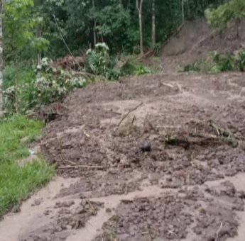Longsor Tutup Akses Jalan Poros Gowa – Sinjai