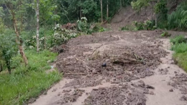 Kondisi Jalan Poros Sinjai-Gowa yang terletak di Kecamatan Sinjai Barat, tertutup material Longsor, Minggu (08/05/2022). (Istimewa)