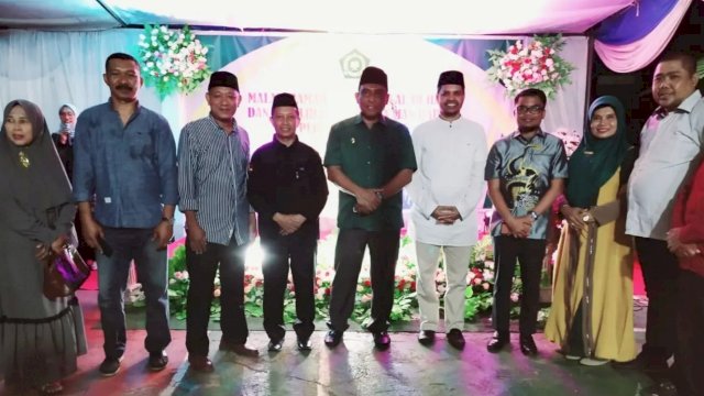 Wali Kota Baubau La Ode Monianse (tengah), Hardodi,SH.,MH.,CLA (kaca mata) saat menghadiri Pemilihan Ketua IKA Madrasah Aliyah Negeri (MAN) 1 Baubau, Minggu (08/05/2022). (Istimewa)