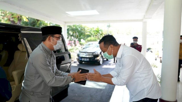 Gubernur Sulsel Andi Sudirman Sulaiman, saat menyambut Gubernur Jawa Barat Ridwan Kamil, di Rumah Jabatan Gubernur Sulsel, Sabtu (07/05/2022). (Istimewa)