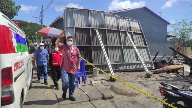 Ketua PMI Kota Makassar Syamsu Rizal (Deng Ical) saat mengunjungi warga korban kebakaran di Kampung Baru, Kecamatan Manggala, Minggu (08/05/2022). (Istimewa)