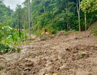 Alat Berat Diterjunkan Bersihkan Material Longsor di Poros Gowa-Sinjai