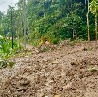 Alat Berat Diterjunkan Bersihkan Material Longsor di Poros Gowa-Sinjai