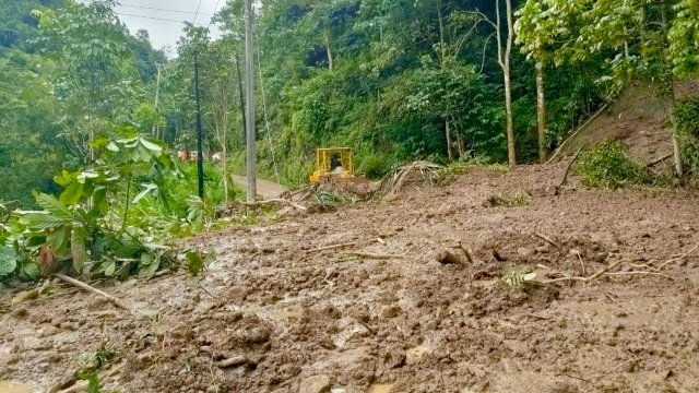 Alat berat mulai membersihkan material longsor di Lurayya, Kecamatan Sinjai Barat, Minggu (08/05/2022). (Istimewa)