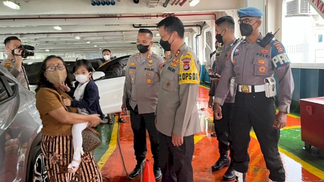 Kapolda Banten Irjen Pol Rudy Heriyanto Berbincang dengan Pemudik Saat Arus Balik di Pelabuhan Merak. (Istimewa)