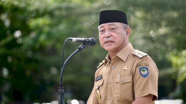 Wabup Gowa Abd. Rauf Malaganni, saat memimpin Upacara Pengibaran Bendera Lingkup Pemerintah Kabupaten Gowa di Lapangan Upacara, Kantor Bupati Gowa, Senin (09/05/2022). (Istimewa)