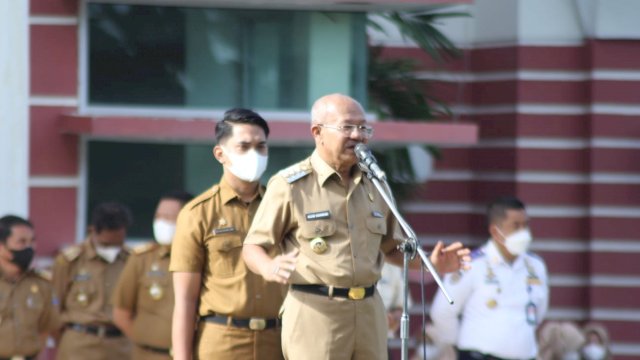 Bupati Jeneponto Iksan Iskandar, memberikan sambutan saat Upacara dan Halal Bi Halal di Halaman Kantor Bupati, Senin (09/05/2022). (Istimewa)