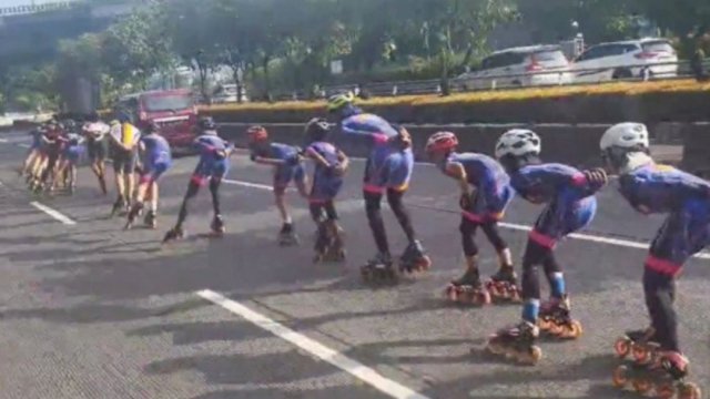 Tangkapan layar Video yang Viral rombongan sepatu roda melintas di Jalan Gatot Subroto, Jakarta yang dapat membahayakan pengendara lain. (Istimewa)
