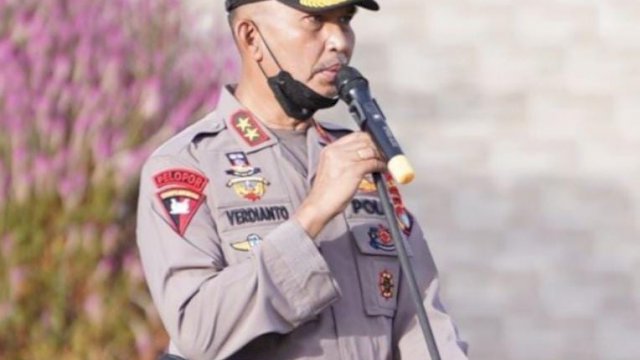 Kapolda Sulbar Irjen Pol Verdianto I. Bitticaca, saat memberikan arahan di harapan seluruh Personel pada Apel Rutin di Mapolda Sulbar, Kabupaten Mamuju, Senin (09/05/2022). (Istimewa)