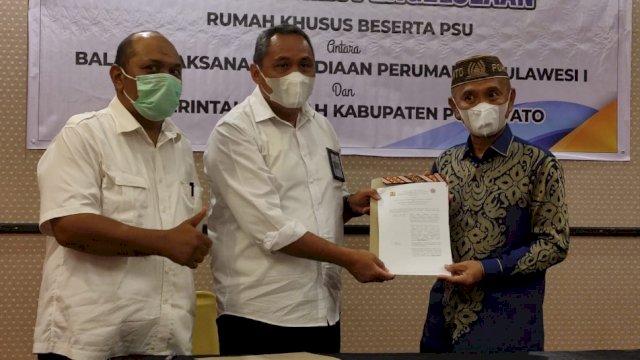 Kepala Satker Penyediaan Perumahan Provinsi Gorontalo Alwi Mahdali, Kepala Balai Pelaksana Penyediaan Perumahan (P2P) Sulawesi Recky W Lahopen, Bupati Pahuwato Saipul Mbuinga, dalam seremoni penyerahan rumah khusus (Rusus) bagi masyarakat berpenghasilan rendah (MBR) di Kabupaten Pohuwato, Provinsi Gorontalo, Senin (09/05/2022). (Istimewa)