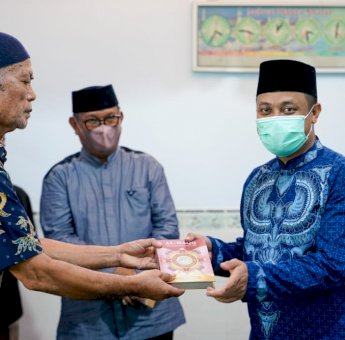 Di Soppeng, Gubernur Andi Sudirman Serahkan Wakaf Al-Quran dan Hibah Sarana Masjid