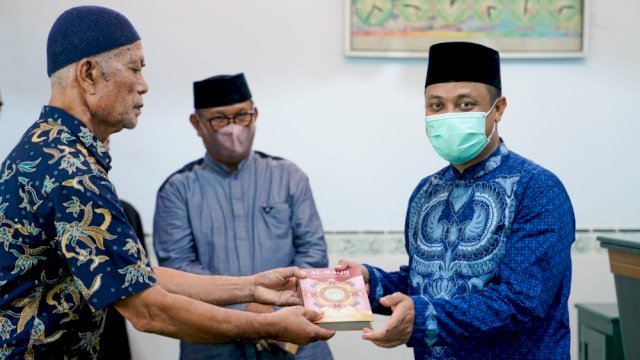 Gubernur Sulsel Andi Sudirman Saiman, menyerahkan wakaf Al-Quran secara simbolis ke Rumah Tahfidz dan Masjid di Kabupaten Soppeng, Minggu (08/05/2022). (Istimewa)