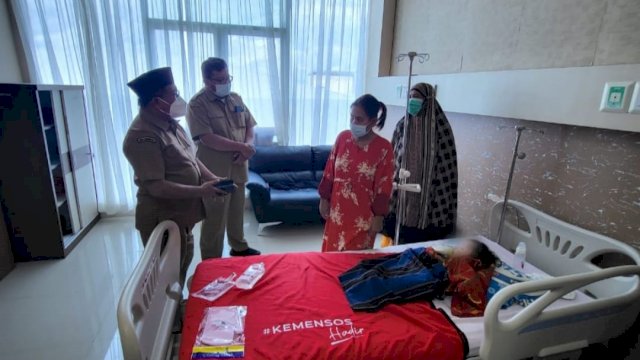 Bayi Penderita Hidrosefalus, asal Kelurahan Sompe, Kecamatan Sabbangparu Kabupaten Wajo, mendapatkan perawatan di RSUD Labuang Baji Makassar, Senin (09/05/2022). (Istimewa)