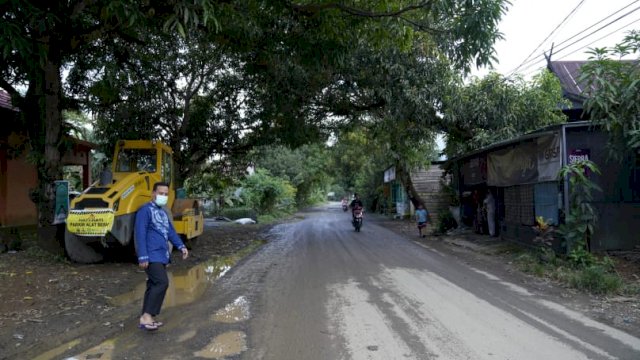 Gubernur Sulsel Andi Sudirman Sulaiman, meninjau langsung Jalur Poros Pekkae-Takkalala yang sementara dapam proses pengerjaan, Minggu (08/05/2022) sore. Jalur ini menghubungkan Kabupaten Barru dan Kabupaten Soppeng. (Istimewa)