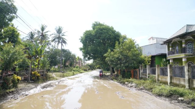 Kondisi Jalan Poros yang menghubungkan Kabupaten Enrekang dan Kabupaten Pinrang yang rusak parah. (Istimewa)