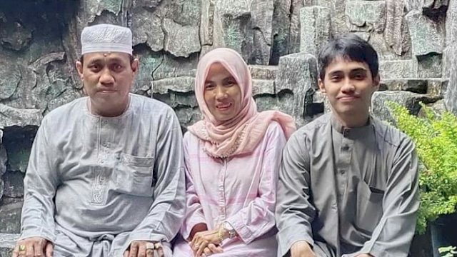 Almarhum Kadis Kominfo Selayar, Andi Imran Tuan Kona' (kiri) bersama Istri dan anaknya. (Ist)