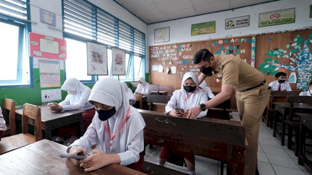 Bupati Gowa Adnan Purichta Ichsan saat meninjau lokasi ujian. (Istimewa)