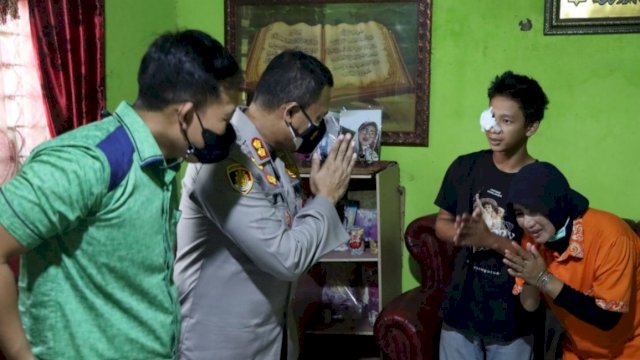 Kapolres Gowa AKBP Tri Goffarudin, mengunjungi salah seorang remaja yang menjadi korban pembusuran oleh kelompok geng motor, Selasa (10/05/2022). (Istimewa)