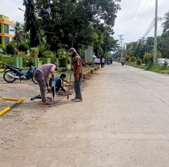 Jadi Lahan Parkir, Bahu Jalan Depan RSUD Sinjai Dipasangi Pagar Besi