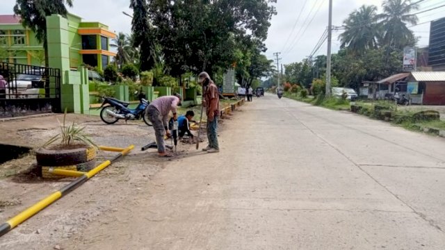 Sejumlah pekerja memasang besi untuk larangan parkir kendaraan di depan RSUD Sinjai, Rabu (11/05/2022). (Ist)