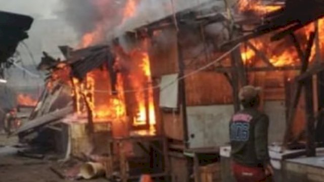 Kebakaran terjadi di Pasar Ciputat, Tangerang Selatan, Banten, Rabu (11/05/2022) sore hari.