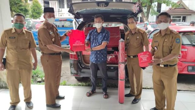 Petugas Dinas Sosial Sulsel menyerahkan bantuan kepada Dinas Sosial Kabupaten Gowa untuk selanjutnya disalurkan ke korban Kebakaran, Senin (09/05/2022). (Istimewa)