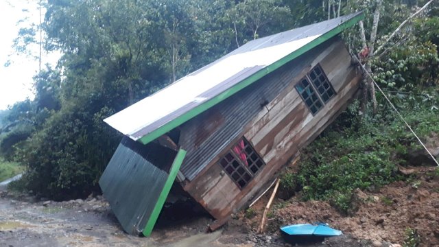 Rumah warga rusak berat akibat dampak dari Tanah Longsor di Kabupaten Luwu, Selasa (10/05/2022). (Istimewa)