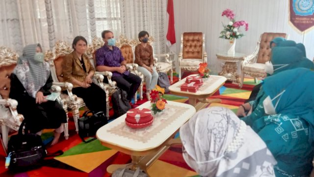 Kelompok Kerja (Pokja) IV PKK Sulsel, menerima kunjungan Organisasi Internasional yang bergerak di bidang kemanusiaan dan pembangunan untuk hak setiap anak, Unicef, di Gedung PKK Sulsel, Selasa (10/05/2022).