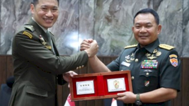 Panglima-AD Singapura Brigjen David Neo dan Kasad Jenderal TNI Dudung Abdurachman, di Mabes TNI Angkaan Darat, Jakarta, Selasa (10/05/2022). (Istimewa)