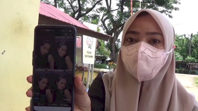 Salah satu Korban Arisan Online memperlihatkan foto Admin Arisan Online di Mapolsek Bontonompo, Gowa, Selasa (10/05/2022). (Istimewa)