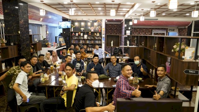Gubernur Sulawesi Selatan (Sulsel) Andi Sudirman Sulaiman silaturahmi bersama Pemuda Palopo di Monte Cafe, Rabu (11/5/2022) malam.
